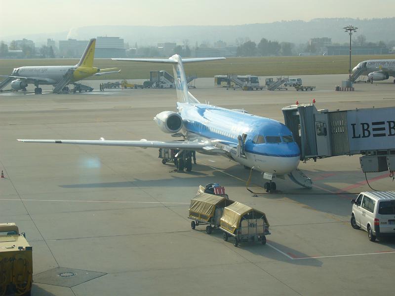 foto_20081108_0958_01.jpg - [de]Unsere Fokker 70 vor dem Abflug von Stuttgart nach Amsterdam.[en]Our Fokker 70 is almost ready for departure from Stuttgart to Amsterdam.
