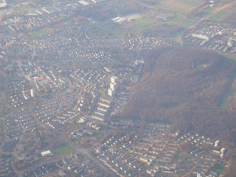 foto_20081108_1039_02.jpg - [de]Und man kann tatsächlich unser Haus erkennen.[en]And we even could see our own house shortly after take-off.