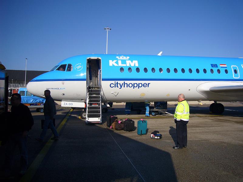 foto_20081108_1142_01.jpg - [de]In Amsterdam müssen wir ohne Finger aussteigen.[en]In Amsterdam we have to deplane at on offsite position.