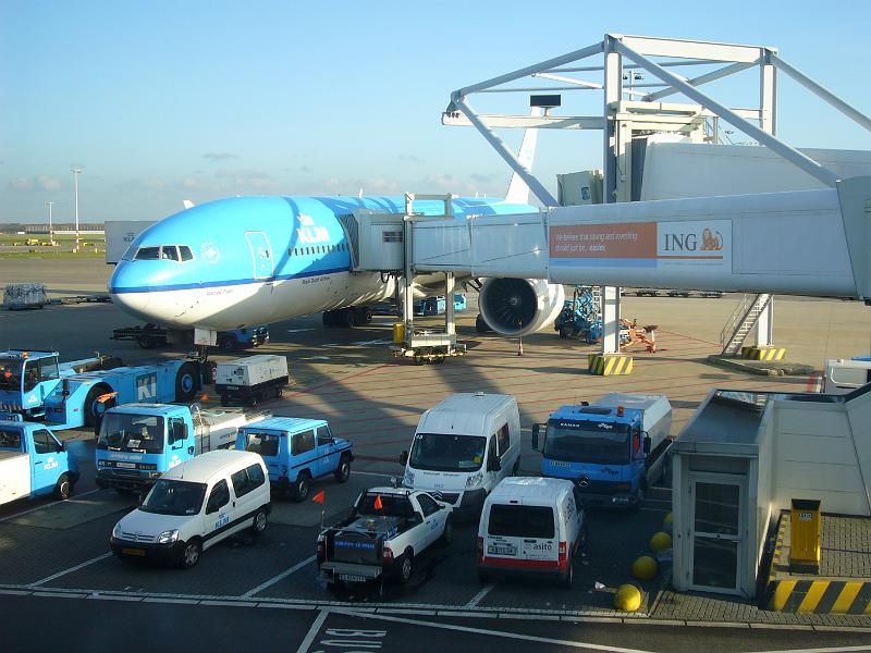 foto_20081108_1444_02.jpg - [de]Die Finger scheinen schon auf den A380 vorbereitet zu sein.[en]The terminal fingers look like they could handle the new A380 as well.