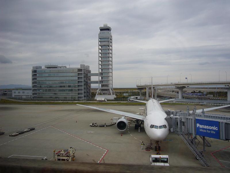 foto_20081109_1028_01.jpg - [de]Futuristischer Tower in Osaka Kansai International Airport.[en]Futuristic looking tower at Osaka Kansai International airport.