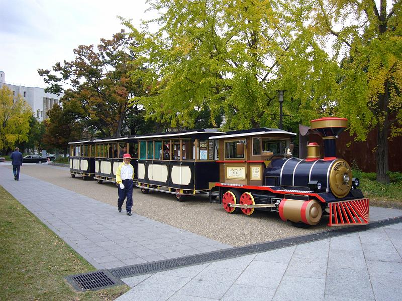 foto_20081109_1337_01.jpg - [de]Eine Bimmelbahn - Flo und Franzi wären begeistert.[en]Our kids would love this train carriage.
