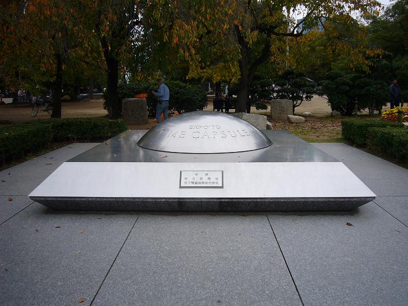 foto_20081109_1351_02.jpg - [de]Und man hatweit voraus geplant: eine der Zeitkapseln soll erst in 5000 Jahren wieder geöffnet werden.[en]They have long running plans: one of the "time capsules" should only be opened 5000 years later.