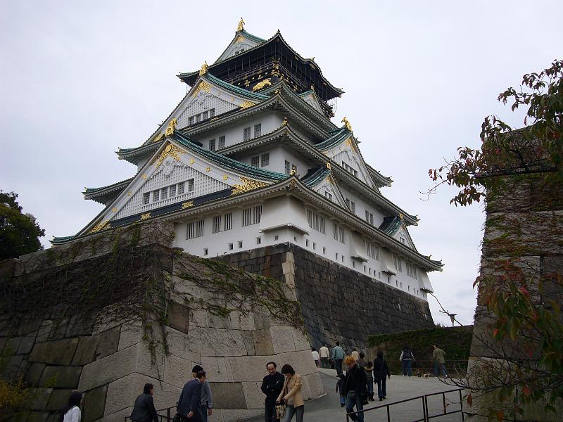 foto_20081109_1443_02.jpg - [de]Sieht mächtig aus von diesem Blickwinkel.[en]The castle looks pretty impressive from this perspective.