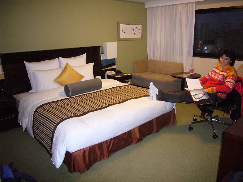 foto_20081109_1704_01.jpg - [de]Nun sind wir geschafft, dafür haben wir aber auch ein grandioses Zimmer bekommen.[en]This was a long day, but we also got a very nice room in our hotel.