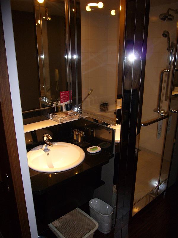 foto_20081109_1706_01.jpg - [de]Und ein chiques Bad hat es auch.[en]A look into the luxurious bath.