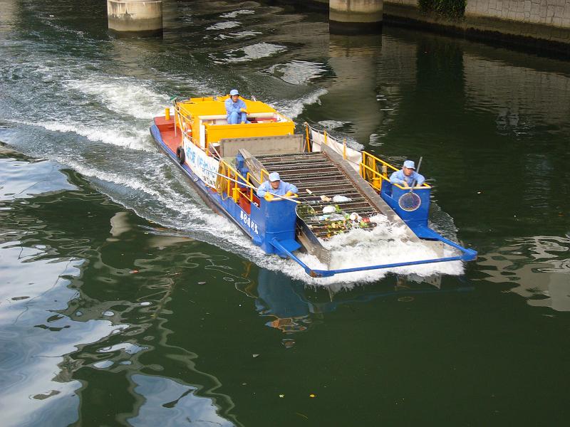 foto_20081110_0859_01.jpg - [de]Ein Müllsammelschiff - die Stadt soll ja sauber aussehen.[en]Trash collection on the river.