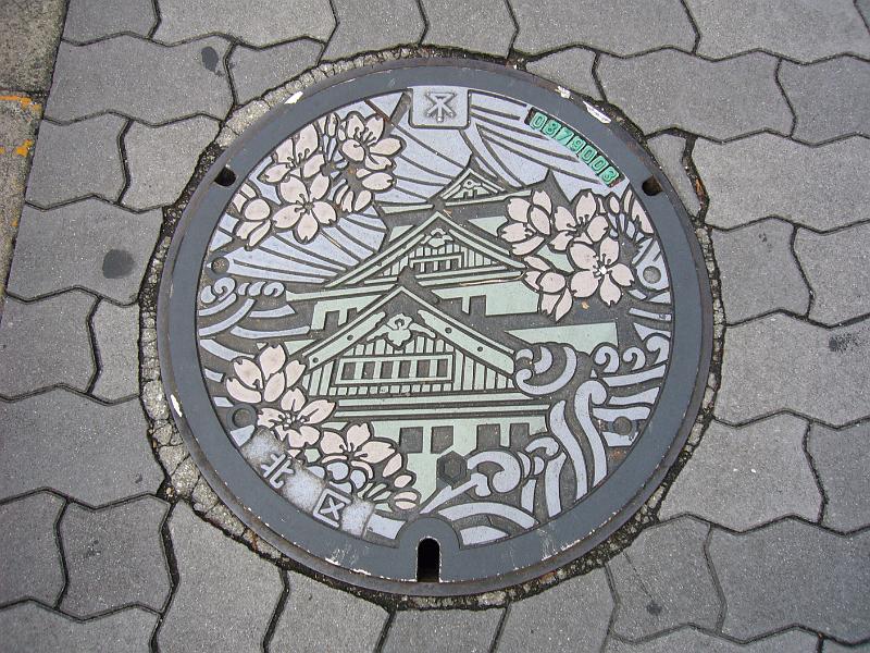 foto_20081110_0936_01.jpg - [de]Und Kunst auf dem Kanaldeckel.[en]Osaka castle on a sink cover.