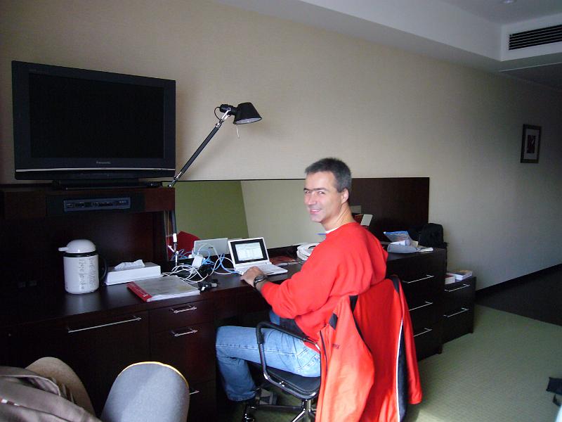 foto_20081110_0945_01.jpg - [de]Mal schnell die E-mails lesen.[en]Checking e-mails at the hotel.