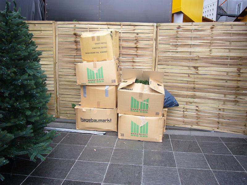 foto_20081110_1046_01.jpg - [de]Marktkauf Kartons hätten wir hier nicht erwartet.[en]We had not expected to see card board boxes from a German supermarket chain.