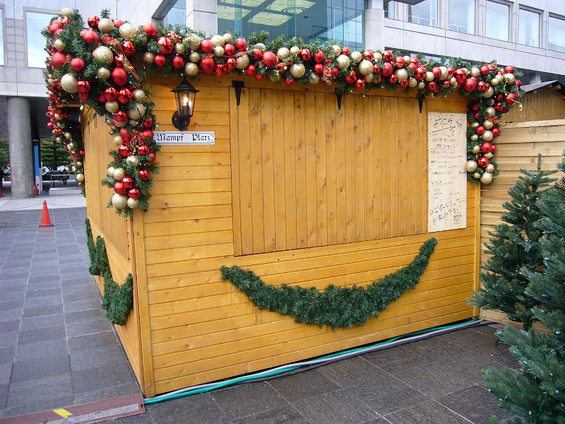 foto_20081110_1046_02.jpg - [de]Und auch keine Weihnachtshütte vom Mampf-Platz.[en]And a small hut from a German christmas market.
