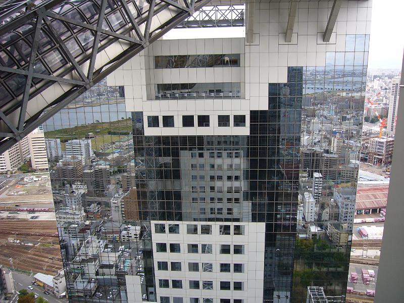 foto_20081110_1054_01.jpg - [de]Spiegelnde Glasfassade am Umeda Sky Building.[en]The Umeda Sky building has a phantastic glass front.