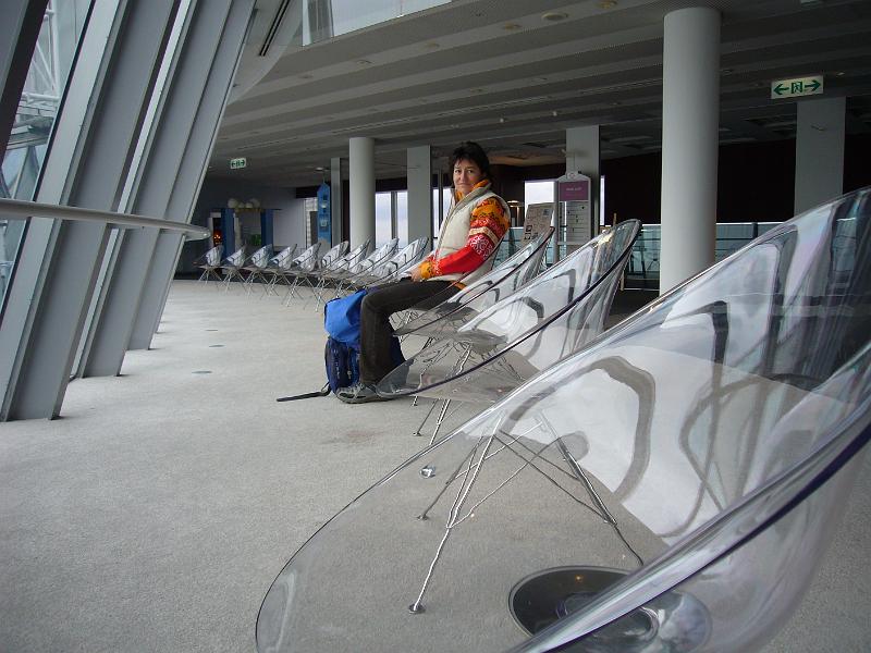 foto_20081110_1110_01.jpg - [de]Glassessel im Aussichtsdeck.[en]Cool glass chairs on the observation deck.