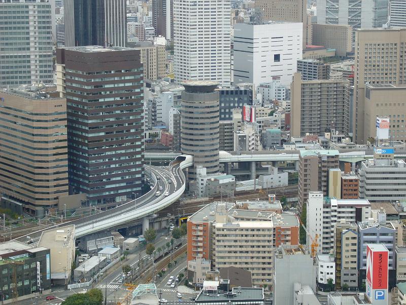 foto_20081110_1114_01.jpg - [de]Ein Tunnel durch ein Hochhaus.[en]I have never seen a tunnel through a sky scraper before.