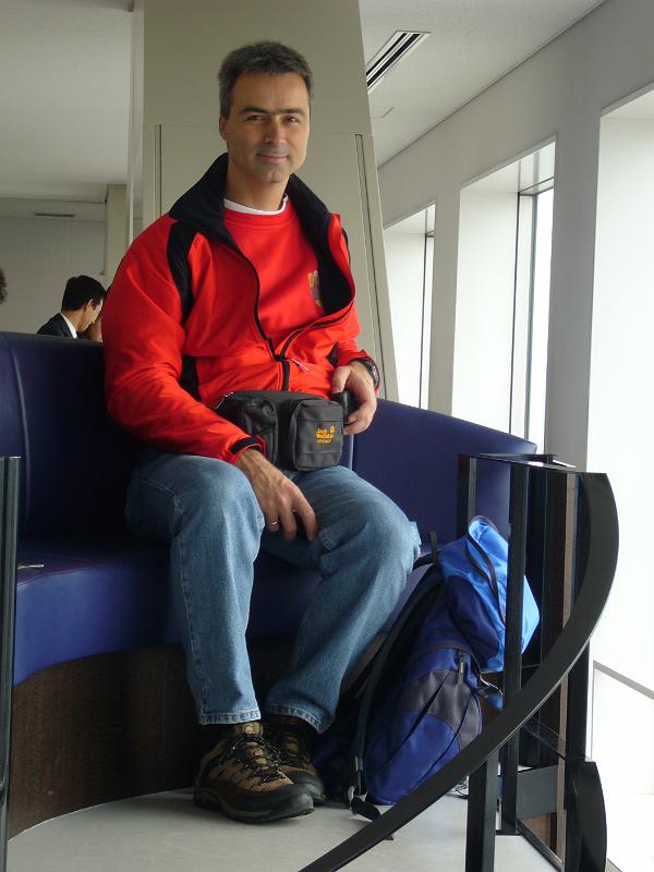 foto_20081110_1115_01.jpg - [de]Auch Papa findet die Sessel bequem.[en]Enjoying a short rest on the sofa as well.