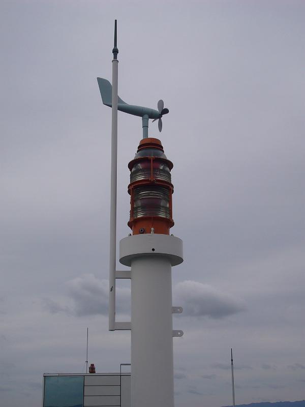 foto_20081110_1125_01.jpg - [de]Signalleuchte und Windmessrad.[en]That's as high you can get here - up to the wind reader and anti-collision lights.