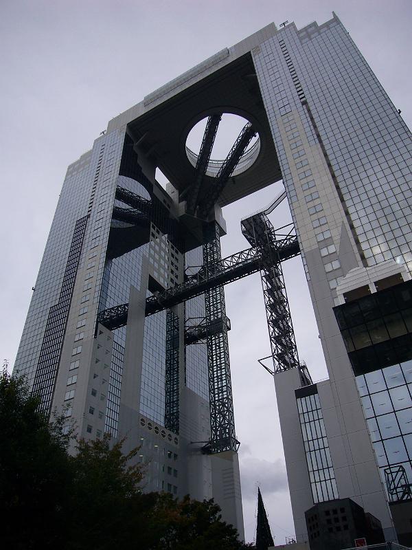 foto_20081110_1149_01.jpg - [de]Und so sieht das ganze Gebäude aus.[en]View of the full Umeda Sky building.