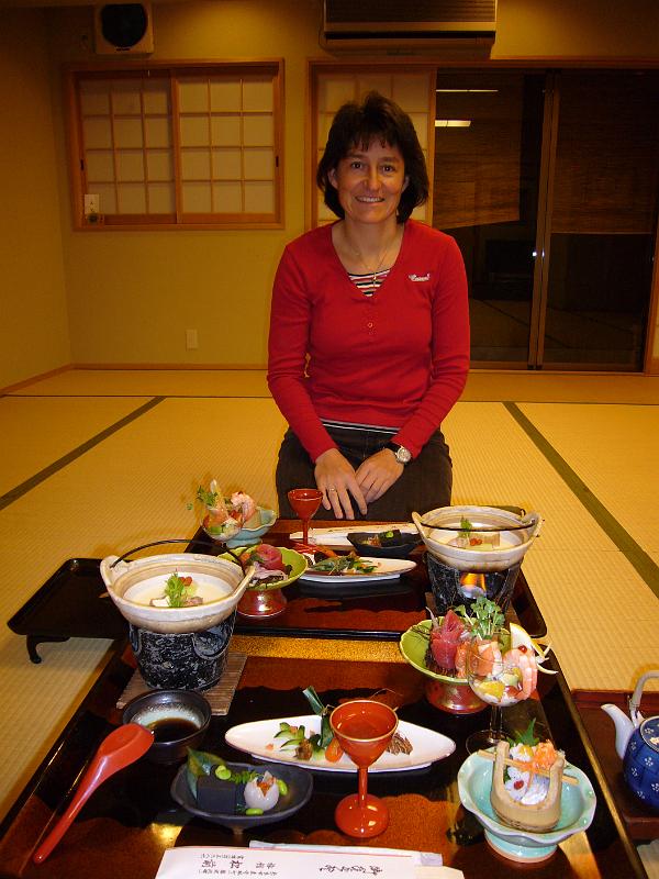 foto_20081110_1858_02.jpg - [de]Ein üppiges Abendessen in unserem Ryokan Matsumae.[en]We're served an opulent dinner at our Ryokan Matsumae.