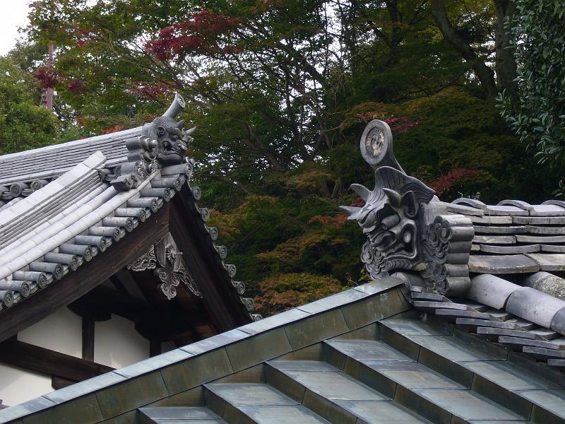 foto_20081111_1042_01.jpg - [de]Gefährliche Drachen.[en]This roof is protected by some dragons instead of fishes.