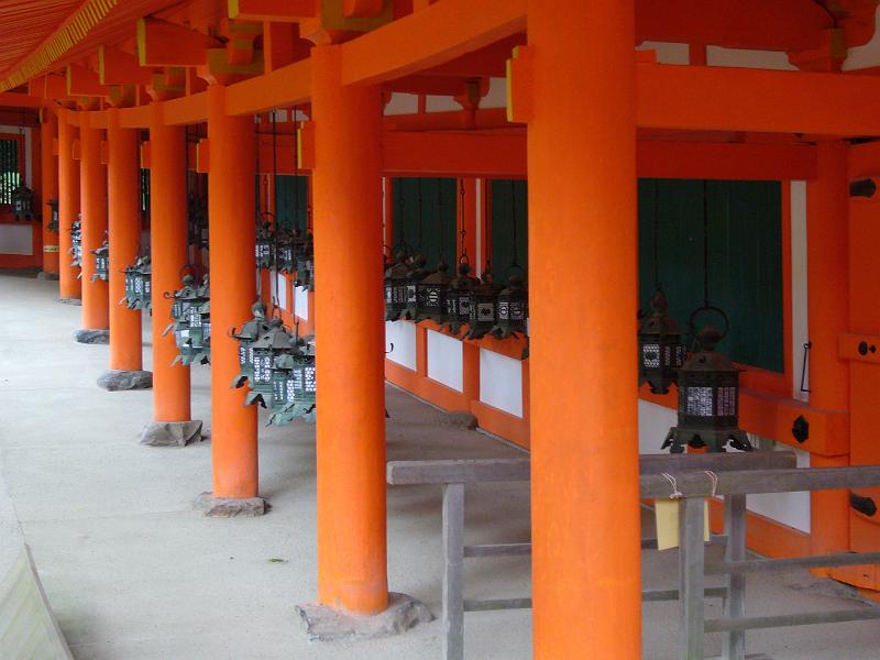 foto_20081111_1119_01.jpg - [de]Auch in den Gängen hängen Laternen.[en]Those lanterns are everywhere in that shrine.