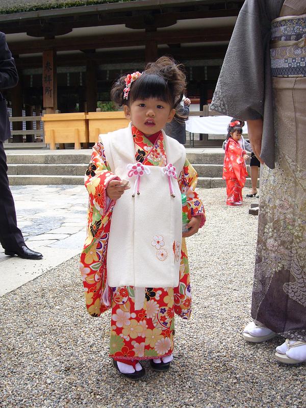 foto_20081111_1121_02.jpg - [de]Wir nähern uns dem Shichi-Go-San (7-5-3) Fest.[en]The cute kids are a sign that we're very close to the Shichi-Go-San (7-5-3) festival.