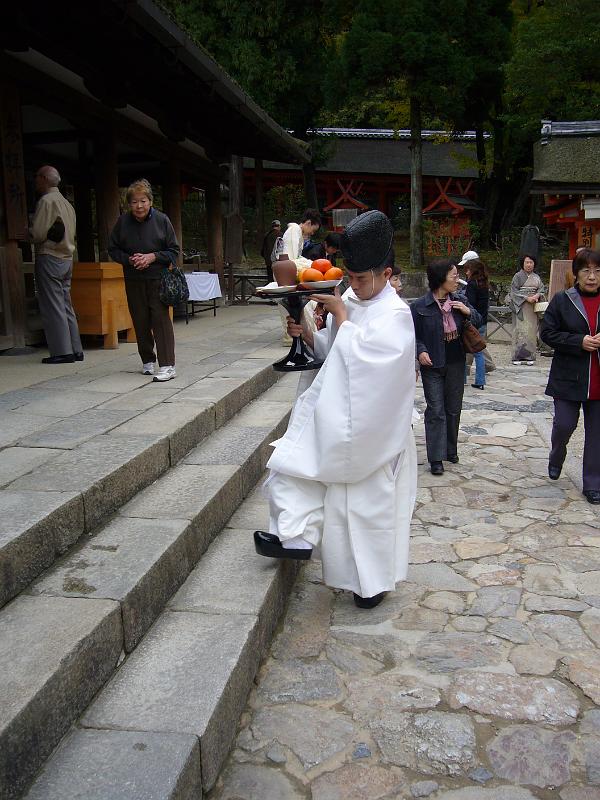 foto_20081111_1127_02.jpg - [de]Der Shinto-Priester kommt von einer Zeremonie zurück.[en]The shinto priest returns from a ceremony.