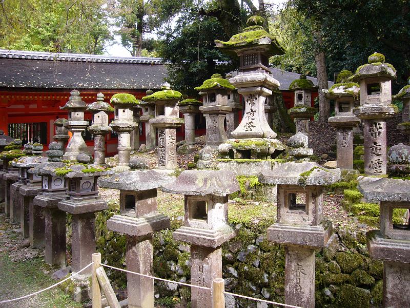foto_20081111_1153_01.jpg - [de]Hier gibt es sehr viele Steinlaternen.[en]Some aged stone lanterns.