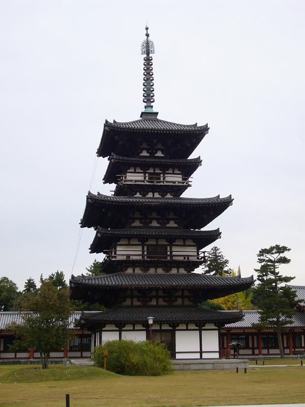 foto_20081111_1446_01.jpg - [de]Alte erhaltene Pagode im Yakushi-Ji Tempel.[en]This is the old preserved pagoda in the Yakushi-Ji temple.