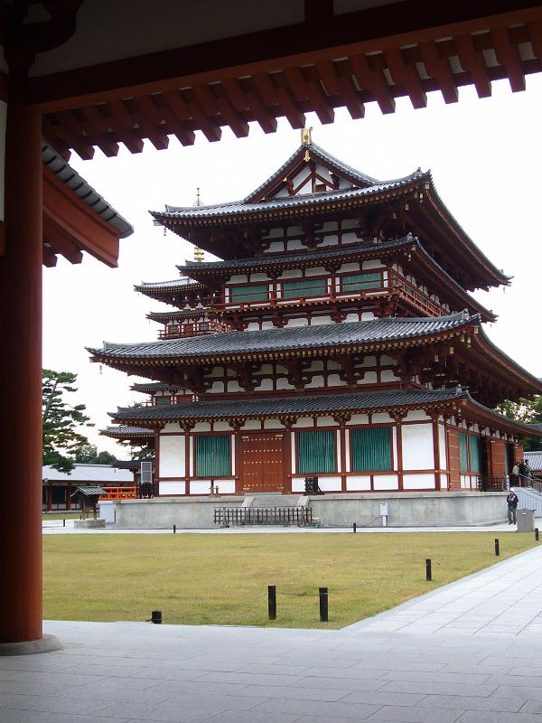 foto_20081111_1447_01.jpg - [de]Eines der Hauptgebäude im Yakushi-Ji Tempel.[en]One of the large temple buildings.