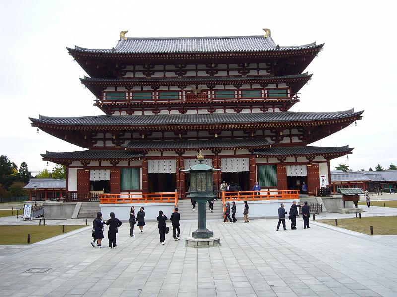 foto_20081111_1454_02.jpg - [de]Nochmal das Hauptgebäude.[en]Main building of the Yakushi-Ji temple.