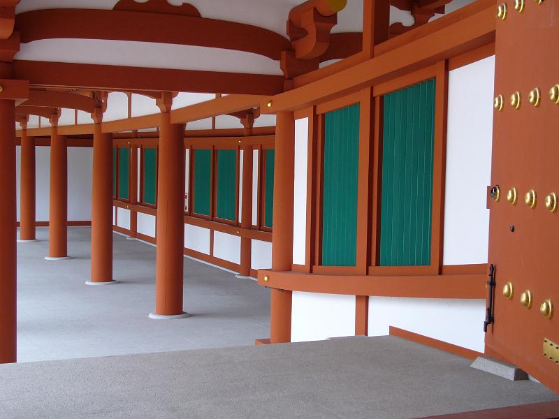 foto_20081111_1503_01.jpg - [de]Schöne Farbzusammenstellung.[en]Interesting color combination in that aisle.