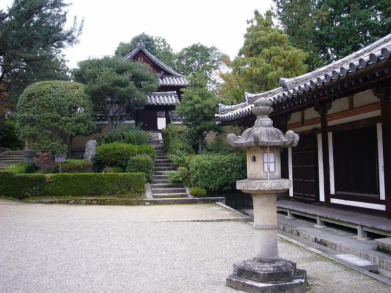 foto_20081111_1539_01.jpg - [de]Im Toshodaiji Tempel.[en]Inside view of the Toshodaiji Temple.