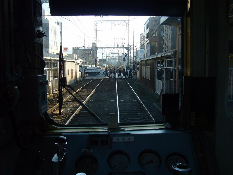 foto_20081112_0820_02.jpg - [de]Morgen-Rush-Hour auch bei den Fußgängern.[en]Morning rush hour of the pedestrians crossing the rail tracks.