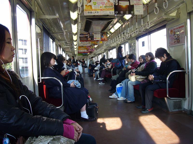 foto_20081112_0823_01.jpg - [de]Ein Zug voller Schüler.[en]A train full of school kids.