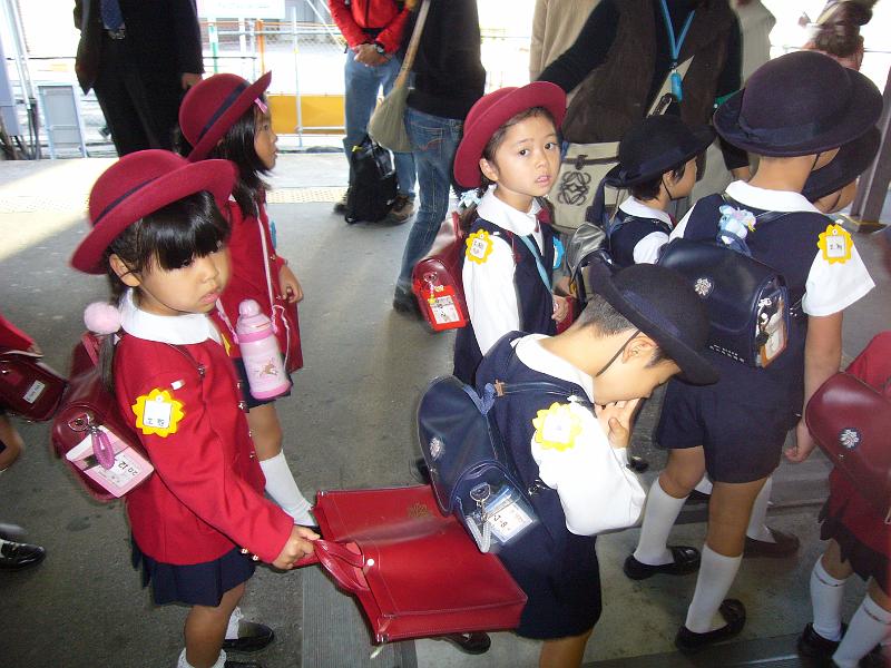 foto_20081112_0838_01.jpg - [de]Ein wildes Gewusel.[en]This is a very lively croud of kids.