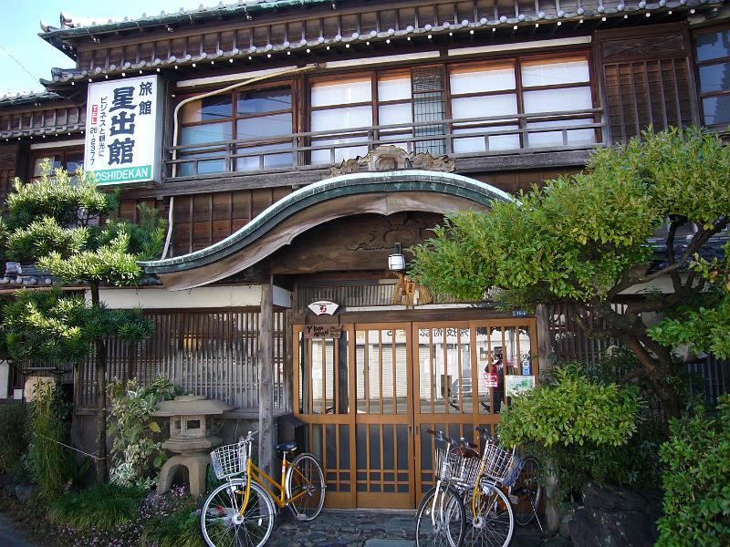foto_20081112_1028_01.jpg - [de]Das Ryokan Hoshidekan in Ise.[en]Arriving at the Hoshidekan ryokan in Ise.