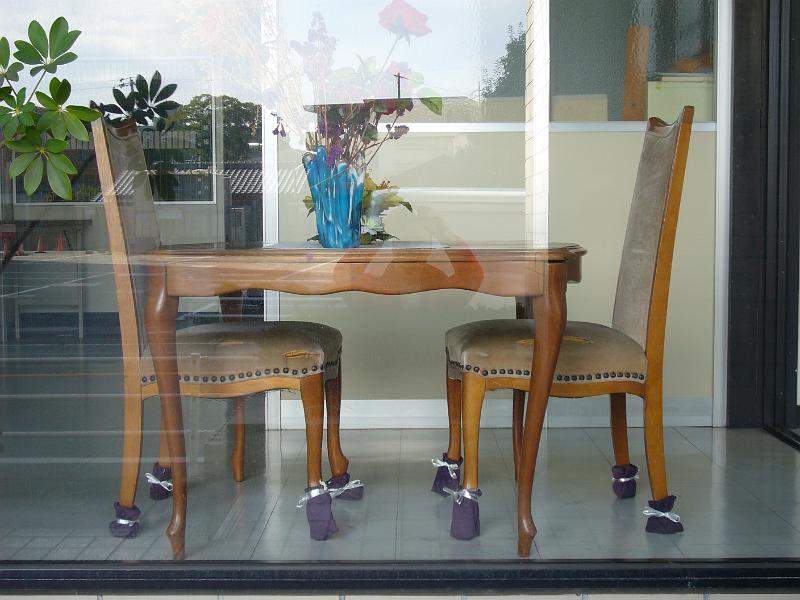 foto_20081112_1038_01.jpg - [de]Wir machen Filzgleiter unter die Stühle, die Japaner ziehen Söckchen an.[en]Chairs with socks to protect the floor from scratches.