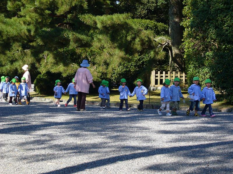 foto_20081112_1104_01.jpg - [de]Auch die Kleinsten machen schon Bildungsausflüge zu den Schreinen.[en]Kindergarten kids are taken to the famous Ise shrines.