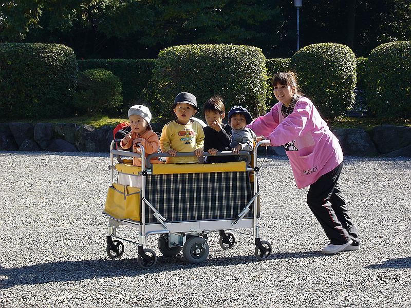 foto_20081112_1104_02.jpg - [de]Hab' meinen Wagen vollgeladen...[en]Great alternative for those kids that don't want to walk any further.