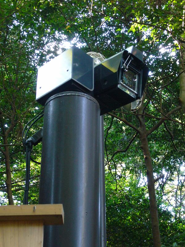 foto_20081112_1126_01.jpg - [de]Und überall Überwachungskameras, das muss den Preis des letzten Neubaus hochgetrieben haben.[en]A lot of surveillance cameras are scattered around the shrine area.