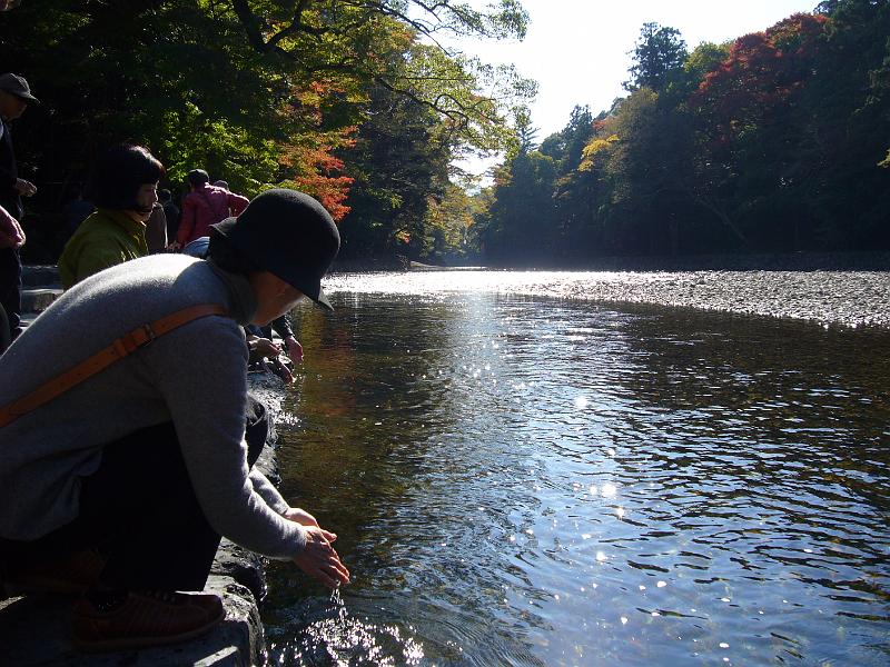 foto_20081112_1254_01.jpg - [de]Eine Reinigung am Fluss ist auch möglich, bevor man den Schrein besucht.[en]Some visitors do their washing ritual here at the river before entering the shrine.