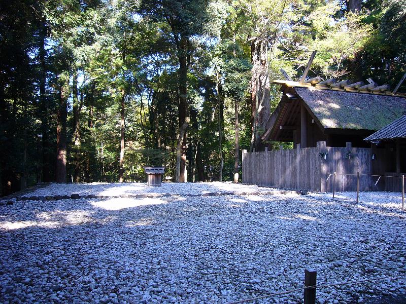 foto_20081112_1303_03.jpg - [de]Und das Fundament für den Neubau, der alle 20 Jahre stattfindet.[en]These shrines are reconstructed every 20 years on alternating foundations.