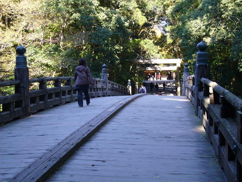 foto_20081112_1307_02.jpg - [de]Ein schöne Brücke über den Fluss.[en]Bridge over the river with the nice kois.