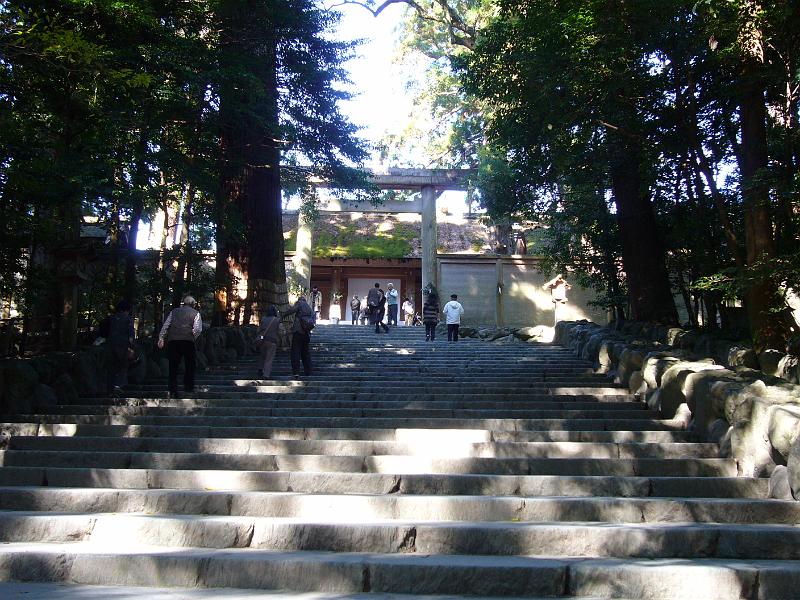 foto_20081112_1316_02.jpg - [de]Stufen zum Hauptschrein.[en]Steps leading up to the main shrine.