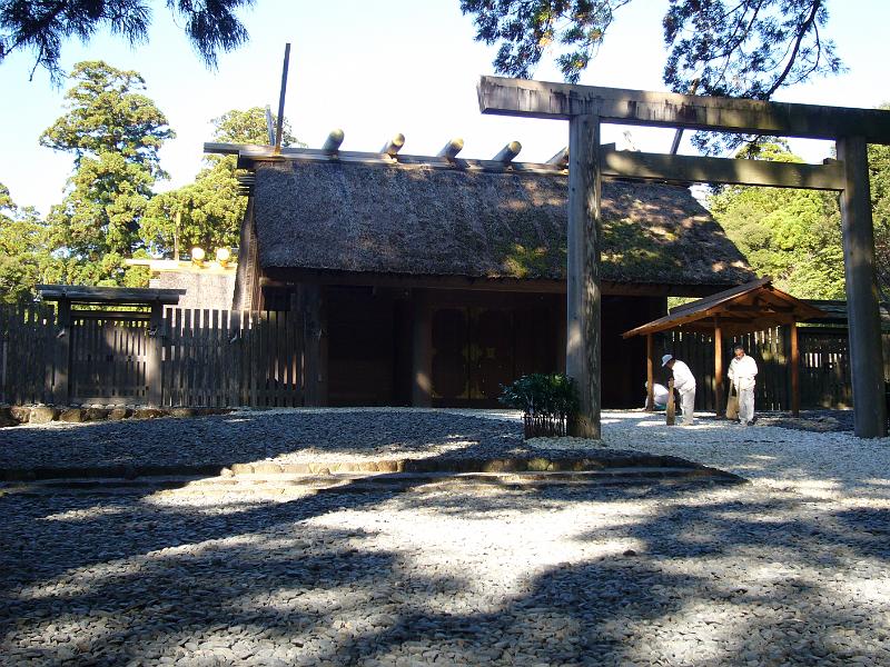 foto_20081112_1319_01.jpg - [de]Der heiligste Schrein Japans - fotografieren und betreten verboten, es sei denn, man ist der Kaiser.[en]This is the most important shrine of Japan, no photographs allowed.