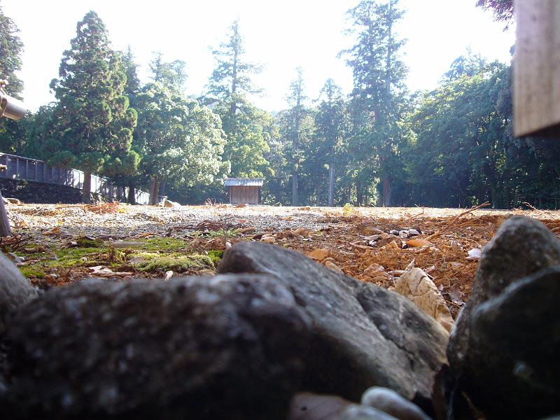 foto_20081112_1327_01.jpg - [de]Fundament für den Neubau des Hauptschreins (unter dem Bauzaun durch fotografiert).[en]Foundation for the alternate main shrine (photograph taken below the fence).
