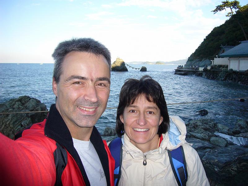 foto_20081112_1523_04.jpg - [de]Familienfoto vor den Wedded-Rocks.[en]We're posing in front of the wedded rocks.