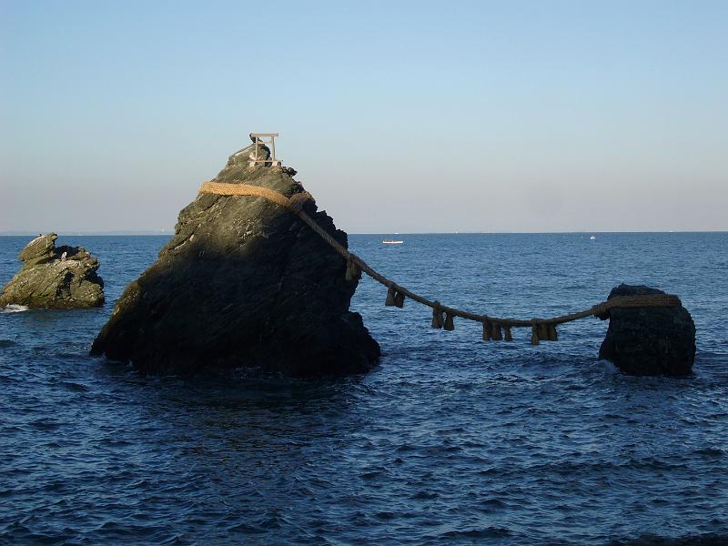 foto_20081112_1526_02.jpg - [de]Meoto-Iwa aus der Nähe.[en]Close up view of the Meoto-Iwa.