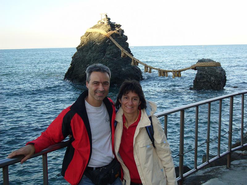 foto_20081112_1528_01.jpg - [de]Und hier lassen sich auch wieder alle Paare fotografieren.[en]And we were quickly offered to have our photo taken in front of the rocks.