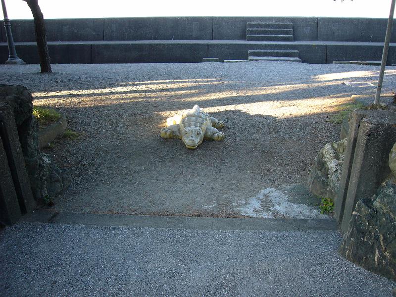 foto_20081112_1540_03.jpg - [de]Freundlicher Bewacher des Eingangs zur Strandpromenade.[en]This is a friendly alligator watching the entrance to the beach promenade.